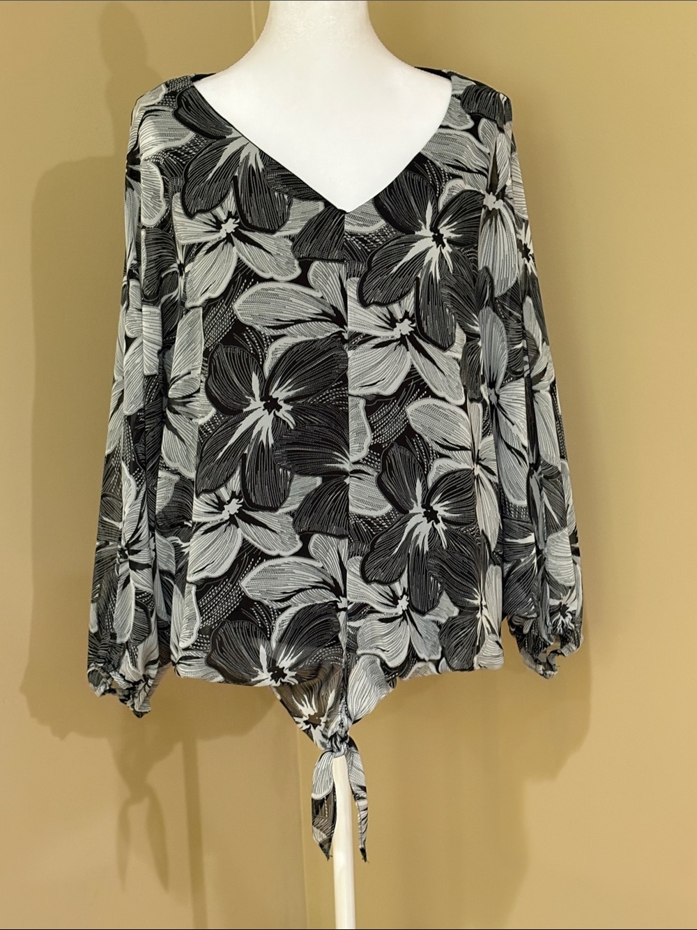 Coco Bianco  Black & White Floral V-Neck Tie-Hem Women's Top